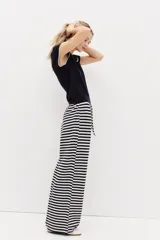 Pantalón de punto suave, con diseño de rayas horizontales, cintura elástica con cordón de ajuste y piernas amplias de corte recto.