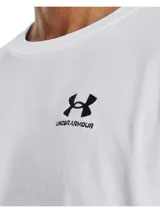 Remera blanca de corte clásico con logo Under Armour estampado en el pecho.