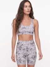 Top deportivo negro con diseño de espalda deportiva y escote redondo.