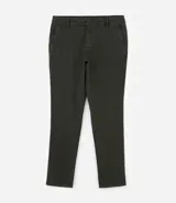 Pantalón slim de sarga lavada para hombre, de corte ajustado y color beige, con bolsillos laterales y traseros, trabillas para cinturón y cierre frontal con botón y cremallera.