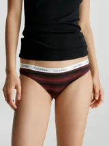 Bombacha clásica Calvin Klein de algodón elástico a rayas horizontales en tonos borgoña y negro, con cintura elástica blanca con logo de la marca.
