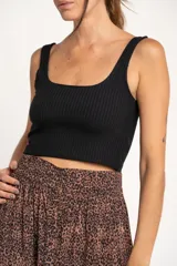 Top negro de viscosa con textura acanalada, corte ajustado y breteles anchos.