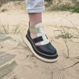 Zapatos de cuero con plataforma alta en tonos marrones y beige, diseño de tiras cruzadas en el empeine y laterales abiertos.