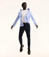 Camisa de manga larga blanca, corte slim fit, con cuello tradicional y abotonadura frontal.