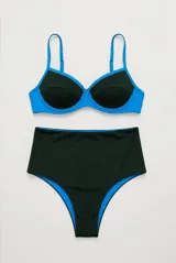 Conjunto de bikini combinado en negro y mostaza, compuesto por un corpiño con aros y breteles finos, y una bombacha de tiro medio con detalles en contraste.