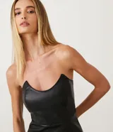 Vestido corto negro sin breteles confeccionado en material sintético con abertura en la pollera.
