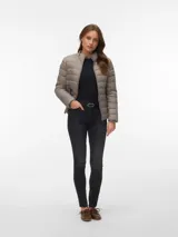 Campera puffer corta acolchada de color gris, con cuello alto y cierre frontal completo.