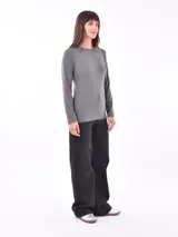 Remera blanca de manga larga con cuello redondo y tejido acanalado.