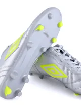 Championes de fútbol Umbro modelo Touch FG, color azul marino con detalles en azul brillante. Presentan el logo de la marca en el lateral y suela con tapones para césped natural.