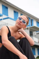 Lentes de sol ovalados con marco celeste.