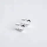 Aros tipo argolla pequeña de plata 925, con diseño moderno y una circonia incrustada en la parte superior.