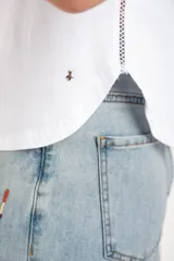 Remera negra de algodón peinado, corte recto y mangas cortas.