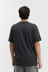 Remera de manga corta color lila, de corte regular y escote redondo, con estampa frontal de líneas topográficas y texto.