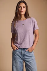 Remera blanca de manga corta con calce al cuerpo y cuello redondo, confeccionada en algodón con un delicado bordado de palmera en el centro del pecho.