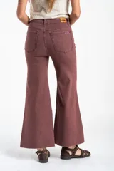 Pantalón de jean estilo wide leg de tiro alto, con corte recto y amplio, en color bordó con efecto lavado. Presenta bolsillos laterales y traseros, con ruedo desflecado.