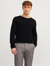 Sweater negro de punto con cuello redondo y mangas largas.