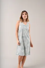 Camisón blanco con estampado de hojas azules, sin mangas y con botones en el escote.