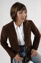 Blazer de gamuza color marrón con solapas clásicas, cierre frontal de un botón y detalle de flecos en el ruedo.