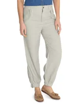 Pantalón Blake de tiro alto color beige, confeccionado en lino orgánico. Presenta bolsillos laterales con solapa y botón, elástico en los tobillos y cierres en el dobladillo.