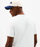 Remera deportiva de hombre color blanco, confeccionada en poliamida con tecnología dry de secado rápido, cuello redondo y mangas cortas. Cuenta con un pequeño estampado localizado en el pecho.