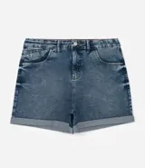 Short de jean azul oscuro, tiro alto, con bajo doblado y trabillas en la cintura.