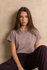 Remera color camel, de corte al cuerpo, manga corta con vuelta y cuello redondo.