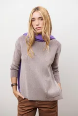 Buzo de tejido de punto acanalado en color beige, con cuello redondo, mangas largas y un bolsillo frontal aplicado en la parte inferior.