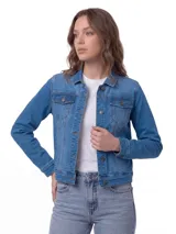Chaqueta de jean azul con cierre frontal de botones metálicos, bolsillos con solapa en el pecho y bolsillos laterales. Cuenta con cuello camisero y puños abotonados.