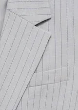 Blazer de corte recto y diseño de raya diplomática, con cuello de solapa con muesca, cierre frontal de un botón, bolsillos laterales con solapa y bolsillo de ribete en el pecho.