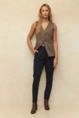 Pantalón negro de vestir con elástico en la cintura, bolsillos laterales y dos bolsillos simulados en la parte trasera.