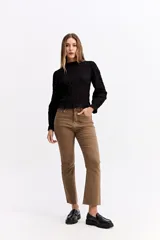 Jean de corte recto y tiro alto, color negro, con terminación de ruedo desflecado y largo crop.