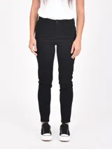 Jean de corte skinny en color negro, con tiro medio y cierre frontal con botón y cremallera.