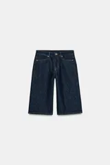 Bermuda de denim azul oscuro de tiro medio y corte recto, perteneciente a la ZARA Woman Collection. Cuenta con diseño de cinco bolsillos, trabillas para cinto y cierre frontal con cremallera y botón metálico.