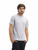 Remera de cuello redondo y manga corta, confeccionada en tejido técnico dry fit con acabado vintage wash. Presenta un diseño minimalista y versátil, ideal para actividades deportivas o uso diario.