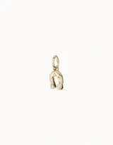 Charm en forma de herradura con acabado metálico brillante, diseñado para personalizar collares o pulseras.