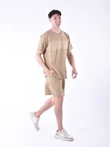 Remera color beige con diseño de rayas horizontales y logo estampado en el pecho.