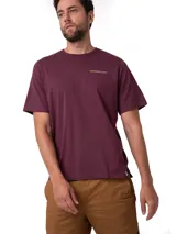 Remera de manga corta con cuello redondo, color bordó, con logo de la marca estampado en el pecho y etiqueta en el dobladillo.