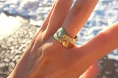 Anillo grueso de alpaca color plateado, con forma irregular y superficie texturizada.