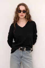 Sweater de punto color grafito, con cuello en V y mangas largas.