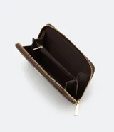 Billetera mediana con estampado de triángulos en tonos marrón y beige, cierre de cremallera, múltiples separadores interiores y espacio para tarjetas.