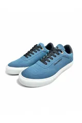 Championes deportivos Discovery modelo Casual Expedition, de color azul con cordones negros, suela blanca y detalles de la marca en el lateral.