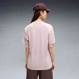 Remera Puma modelo Ess Relaxed Tee de color rosado, con cuello redondo, mangas cortas y calce holgado. Cuenta con el logo de la marca bordado en el centro del pecho.