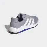 Championes de entrenamiento Adidas Dropset Base, color gris con las tres tiras clásicas en blanco y detalles en azul y negro en la suela. Confeccionados en malla transpirable con cordones y suela plana para mayor estabilidad.
