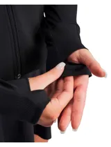 Campera negra de calce ajustado, con cuello alto, cierre frontal y mangas largas con orificios para los pulgares.