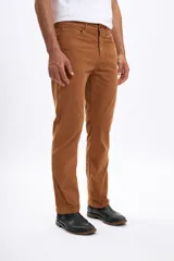 Pantalon de corte recto confeccionado en pana color tostado, con diseño clásico de cinco bolsillos y cierre frontal con botón y cremallera.