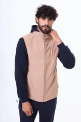 Chaleco de micropolar color beige con cierre frontal completo y bolsillo vertical en el pecho.