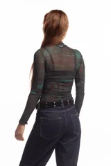 Top de manga larga con cuello alto, confeccionado en tejido de malla semitransparente con estampado gráfico abstracto en tonos verdes y negros.
