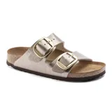 Sandalias Birkenstock modelo Arizona Big Buckle, con dos correas anchas en color taupe metalizado y hebillas grandes doradas. Presenta plantilla anatómica de corcho y suela de goma.