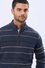 Buzo tejido de punto con diseño de rayas horizontales en tonos azul marino, beige y terracota. Presenta cuello alto con cierre frontal parcial y puños acanalados.