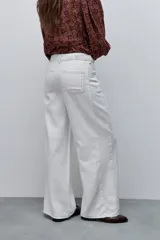 Jean wide leg de tiro alto en color crudo, con corte amplio y pierna extra ancha, confeccionado en algodón con costuras visibles.